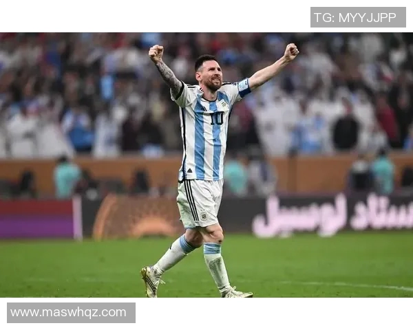 镜头捕捉：梅西赛场小动作引发热议